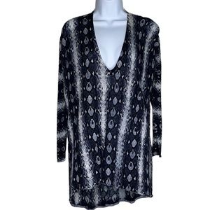 3 for $20 MADISON MARCUS Snakeskin Reptile Print V-Neck Long Sleeve Seeater Gray